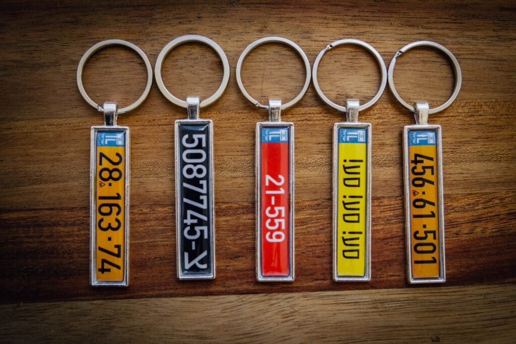 מחזיק מפתחות בצורת לוחית רישוי – בול כמו המקור.